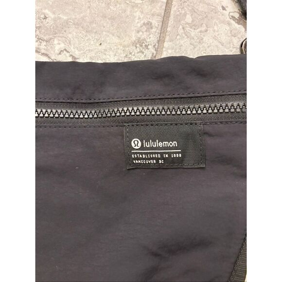 NWOT lululemon Clean Lines Crossbody Bag 2.8L black - Picture 4 of 8